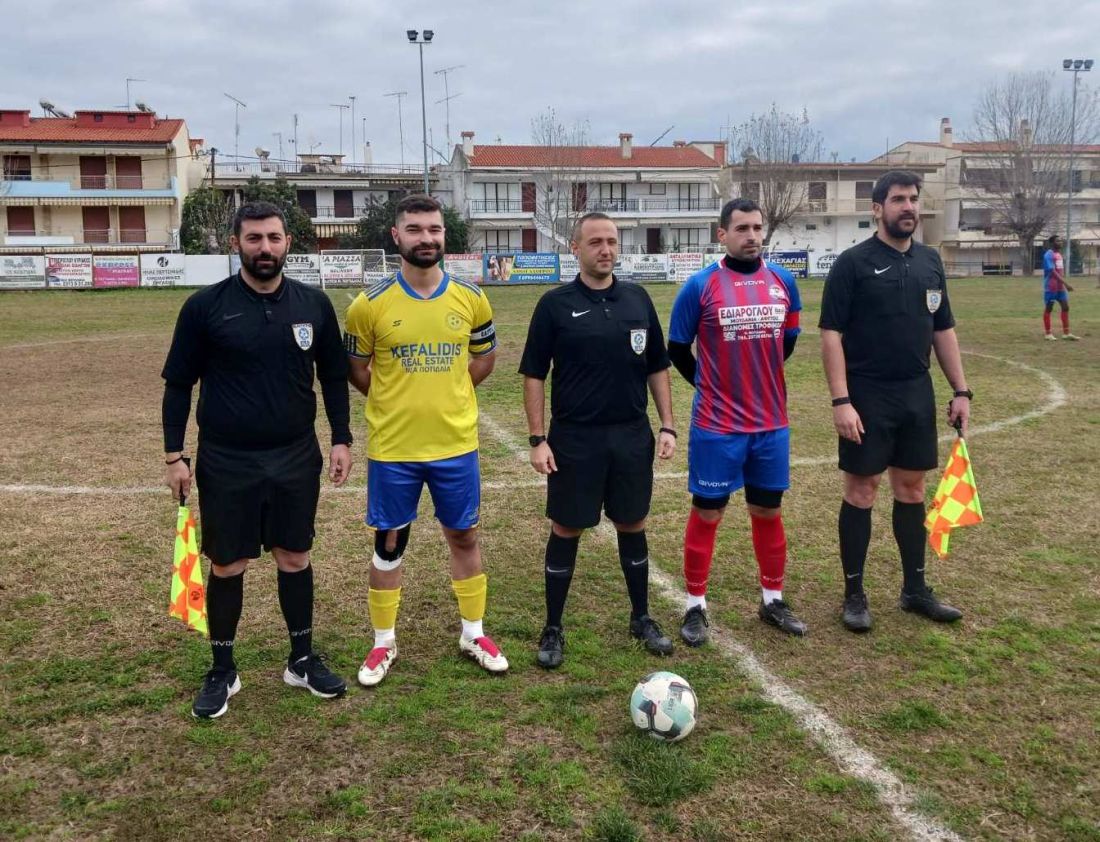 Οι διαιτητές και οι αρχηγοί του αγώνα