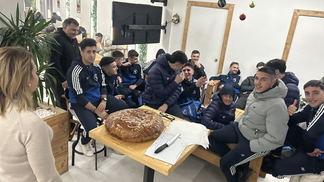 Στιγμιότυπο από την κοπή της πίτας της Φούρκας