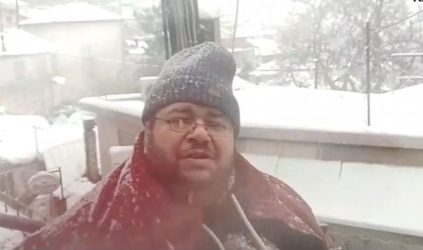 Ο Λαρισαίος που έγινε viral με τον ξεχωριστό τρόπο που μετράει το χιόνι – “Από το πασπάλι μέχρι το γόνα και το ζωνάρι” (ΒΙΝΤΕΟ)