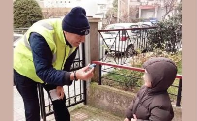 Σέρρες: Παιδάκι έχασε το αυτοκινητάκι του και ζήτησε βοήθεια από την αστυνομία – Το βρήκαν και του το παρέδωσαν 