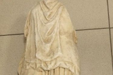 Θεσσαλονίκη: Αγαλμα των ελληνιστικών χρόνων βρέθηκε δίπλα σε κάδο απορριμμάτων (ΦΩΤΟ)