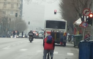 Θεσσαλονίκη: Απίστευτες εικόνες με άτομα να κρέμονται έξω από λεωφορείο του ΟΑΣΘ (ΦΩΤΟ)