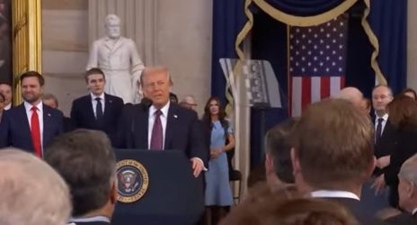 Τραμπ: “Η χρυσή εποχή της Αμερικής ξεκινά τώρα” – Τα πρώτα μέτρα που ανακοίνωσε