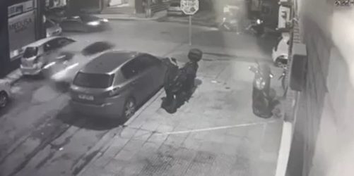 Επεισοδιακή καταδίωξη στη Θεσσαλονίκη: Η στιγμή που οδηγός παραβιάζει STOP και πέφτει σε τέσσερα οχήματα (ΒΙΝΤΕΟ)