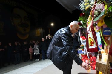 Θεσσαλονίκη: Συγκίνηση για τον Αλκη Καμπανό – 19 κεριά στη μνήμη του (ΦΩΤΟ)