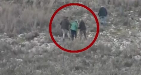 Τύρναβος: Η στιγμή που η μητέρα του Βασίλη Καλογήρου βλέπει τη σορό (ΒΙΝΤΕΟ)