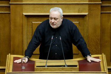 Τέμπη: Εμετική ανάρτηση Ψαριανού – «Χαρούμενες νεκρόφιλες μοιρολογίστρες» οι μητέρες των θυμάτων (ΦΩΤΟ)