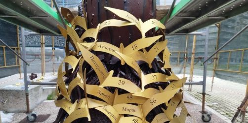 Θεσσαλονίκη: Σχεδόν έτοιμο το “Δέντρο της Μνήμης” για την τραγωδία των Τεμπών (ΒΙΝΤΕΟ)
