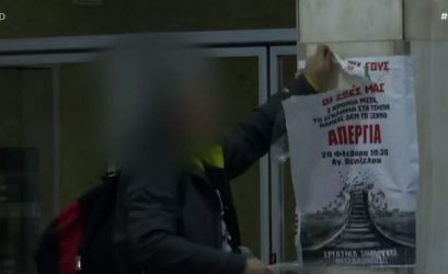 Θεσσαλονίκη: Προκλητικός άνδρας έσκιζε αφίσες για τα συλλαλητήρια των Τεμπών (ΒΙΝΤΕΟ)
