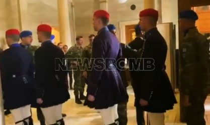 Οι Εύζωνες μπήκαν μέσα στη Βουλή για να προστατευτούν από τα επεισόδια (ΒΙΝΤΕΟ)