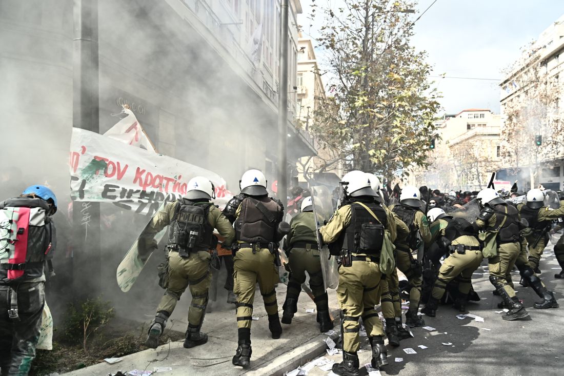 Επεισόδια μετά το τέλος της απεργιακής συγκέντρωσης στην πλατεία Συντάγματος στην Αθήνα για τη συμπλήρωση δύο χρόνων από το σιδηροδρομικό δυστύχημα των Τεμπών, που στοίχισε τις ζωές 57 ανθρώπων, Παρασκευή 28 Φεβρουαρίου 2025.
