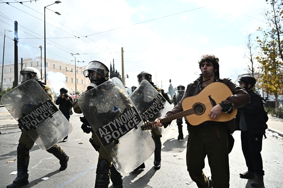 Επεισόδια μετά το τέλος της απεργιακής συγκέντρωσης στην πλατεία Συντάγματος στην Αθήνα για τη συμπλήρωση δύο χρόνων από το σιδηροδρομικό δυστύχημα των Τεμπών, που στοίχισε τις ζωές 57 ανθρώπων, Παρασκευή 28 Φεβρουαρίου 2025.
