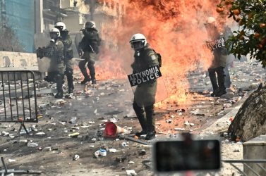 Επεισόδια μετά το τέλος της απεργιακής συγκέντρωσης στην πλατεία Συντάγματος στην Αθήνα για τη συμπλήρωση δύο χρόνων από το σιδηροδρομικό δυστύχημα των Τεμπών, που στοίχισε τις ζωές 57 ανθρώπων, Παρασκευή 28 Φεβρουαρίου 2025.