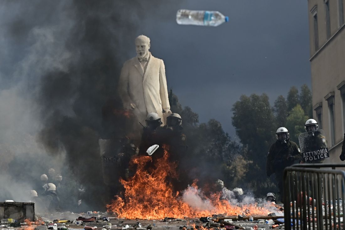 Επεισόδια μετά το τέλος της απεργιακής συγκέντρωσης στην πλατεία Συντάγματος στην Αθήνα για τη συμπλήρωση δύο χρόνων από το σιδηροδρομικό δυστύχημα των Τεμπών, που στοίχισε τις ζωές 57 ανθρώπων, Παρασκευή 28 Φεβρουαρίου 2025.
