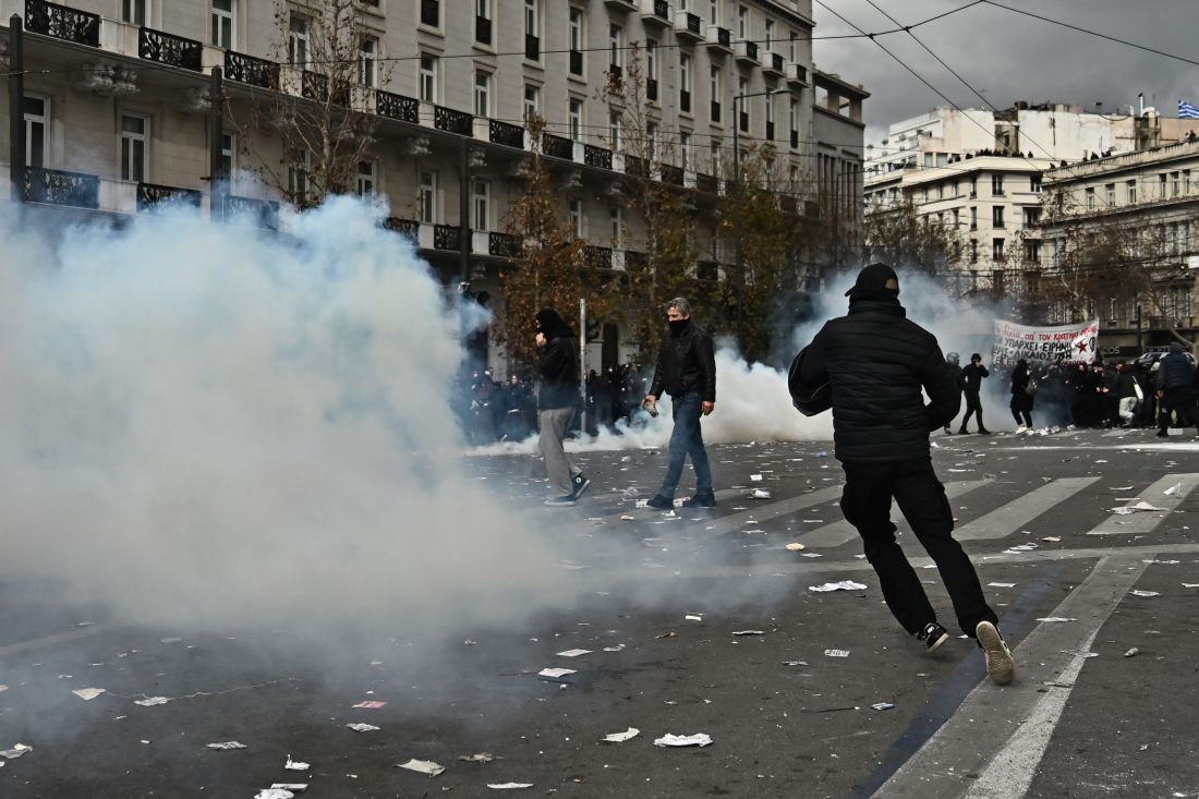 Επεισόδια μετά το τέλος της απεργιακής συγκέντρωσης στην πλατεία Συντάγματος στην Αθήνα για τη συμπλήρωση δύο χρόνων από το σιδηροδρομικό δυστύχημα των Τεμπών, που στοίχισε τις ζωές 57 ανθρώπων, Παρασκευή 28 Φεβρουαρίου 2025.
