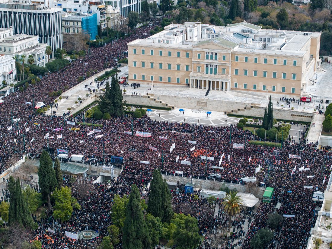 Πανοραμικό στιγμιότυπο που τραβήχτηκε στις 12.15 μ.μ. από την απεργιακή συγκέντρωση στην πλατεία Συντάγματος στην Αθήνα για τη συμπλήρωση δύο χρόνων από το σιδηροδρομικό δυστύχημα των Τεμπών, που στοίχισε τις ζωές 57 ανθρώπων, Παρασκευή 28 Φεβρουαρίου 2025. Συνδικάτα, ομοσπονδίες, σύλλογοι, ενώσεις, φορείς, οργανώσεις και κινήσεις πολιτών έχουν κηρύξει 24ωρη απεργία, στην μνήμη των θυμάτων με αίτημα να μην υπάρξει καμιά συγκάλυψη και να αποδοθεί δικαιοσύνη.