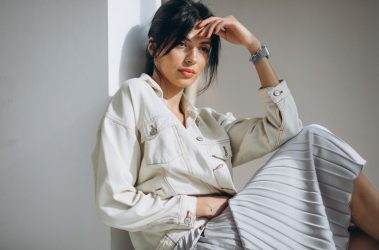 Casual vs chic: Πώς να ισορροπείτε έξυπνα μεταξύ των δύο, χωρίς να αλλάξετε ντουλάπα