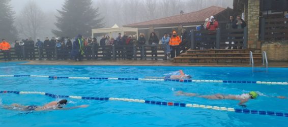 Στη Χαλκιδική το πρώτο Ice Swimming στη χώρα – Βούτηξαν σε νερό 6 βαθμών Κελσίου (ΦΩΤΟ)