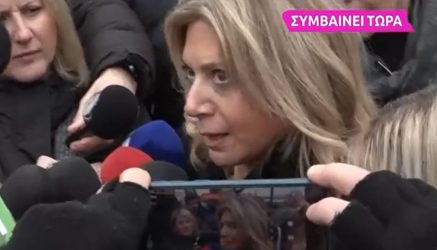 Παρούσα στην κηδεία του Βασίλη Καλογήρου η Μαρία Καρυστιανού – «Ενιωσα ότι έπρεπε να τον αποχαιρετήσω» (ΒΙΝΤΕΟ)