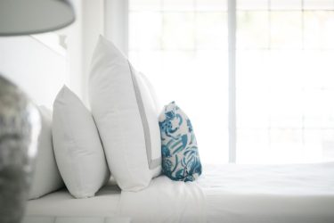 Πως θα αφαιρέσετε τους κίτρινους λεκέδες από τα μαξιλάρια σας σε 15 λεπτά