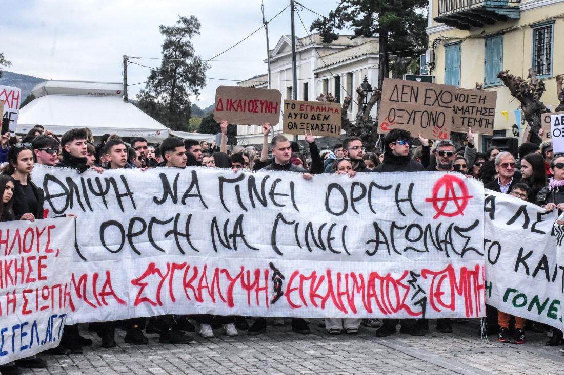Απεργιακή συγκέντρωση στο Ναύπλιο για τη συμπλήρωση δύο χρόνων από το σιδηροδρομικό δυστύχημα των Τεμπών, που στοίχισε τις ζωές 57 ανθρώπων, Παρασκευή 28 Φεβρουαρίου 2025. Συνδικάτα, ομοσπονδίες, σύλλογοι, ενώσεις, φορείς, οργανώσεις και κινήσεις πολιτών έχουν κηρύξει 24ωρη απεργία, στην μνήμη των θυμάτων με αίτημα να μην υπάρξει καμιά συγκάλυψη και να αποδοθεί δικαιοσύνη.