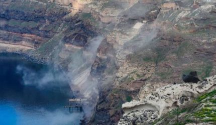 Κατολισθήσεις στη Σαντορίνη λόγω των σεισμών – «Οι νησιώτες να είναι ψύχραιμοι», λέει ο Μητσοτάκης (ΒΙΝΤΕΟ & ΦΩΤΟ)
