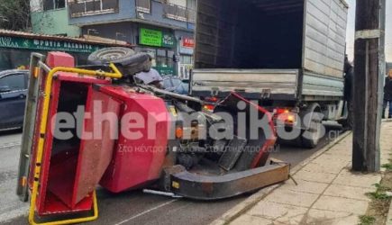 Θεσσαλονίκη: Πλαγιομετωπική σύγκρουση φορτηγού με ΙΧ – Στο νοσοκομείο μια 15χρονη (ΒΙΝΤΕΟ)