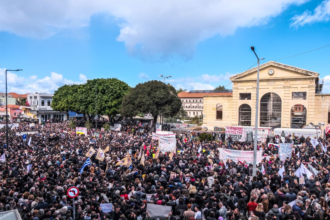 Απεργιακή συγκέντρωση στα Χανιά για τη συμπλήρωση δύο χρόνων από το σιδηροδρομικό δυστύχημα των Τεμπών, που στοίχισε τις ζωές 57 ανθρώπων, Παρασκευή 28 Φεβρουαρίου 2025. Συνδικάτα, ομοσπονδίες, σύλλογοι, ενώσεις, φορείς, οργανώσεις και κινήσεις πολιτών έχουν κηρύξει 24ωρη απεργία, στην μνήμη των θυμάτων με αίτημα να μην υπάρξει καμιά συγκάλυψη και να αποδοθεί δικαιοσύνη.