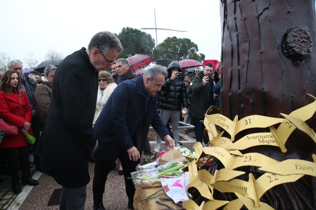 Αποκαλυπτήρια του μνημείου το "Δέντρο της Μνήμης" στην Θεσσαλονίκη με τα ονόματα των 57 θυμάτων της σιδηροδρομικής τραγωδίας των Τεμπών, Κυριακή 2 Μαρτίου 2025.