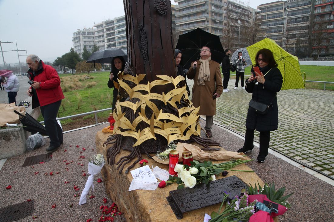 Αποκαλυπτήρια του μνημείου το "Δέντρο της Μνήμης" στην Θεσσαλονίκη με τα ονόματα των 57 θυμάτων της σιδηροδρομικής τραγωδίας των Τεμπών, Κυριακή 2 Μαρτίου 2025.