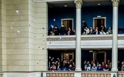 Βουλή: Πέταξαν τρικάκια μόλις ξεκίνησε η ομιλία του Κυριάκου Μητσοτάκη (ΒΙΝΤΕΟ & ΦΩΤΟ)
