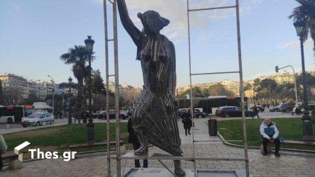 Θεσσαλονίκη: Τοποθετήθηκε το γλυπτό «Γυναίκα σε λεωφορείο» στο πέταλο της Αριστοτέλους (ΒΙΝΤΕΟ & ΦΩΤΟ)