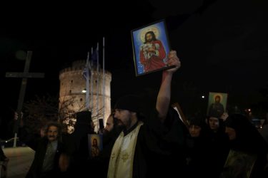 Θεσσαλονίκη: Διαμαρτυρία για την παράσταση του Χριστόφορου Ζαραλίκου – Εμφανίζεται ως «Εσταυρωμένος»