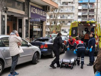 Θεσσαλονίκη: Σε σοβαρή κατάσταση γυναίκα που έπεσε από μπαλκόνι (ΦΩΤΟ)