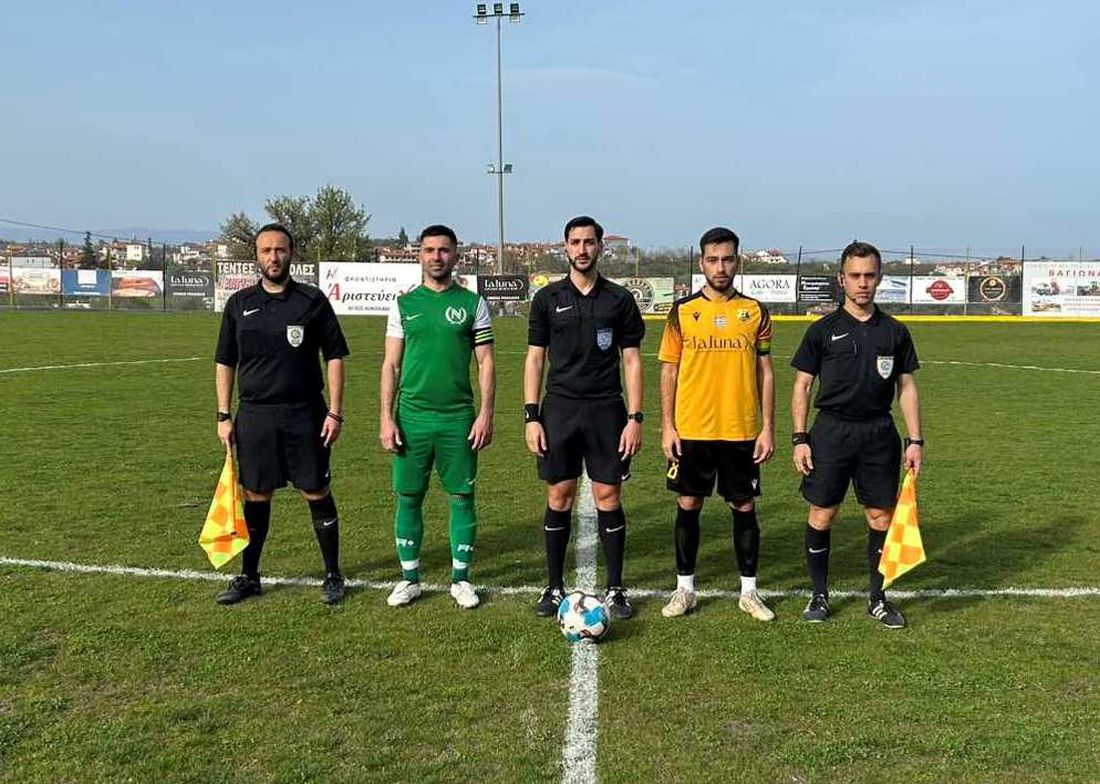 Οι διαιτητές και οι αρχηγοί (Κυριάκος Ζούνης, Δημήτρης Κέντρος,) στο ντέρμπι