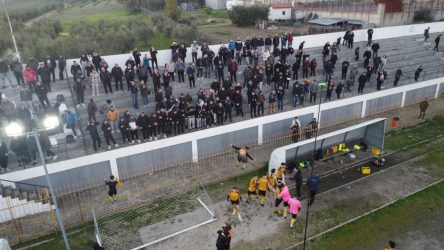 Έξαλλοι πανηγυρισμοί των παικτών του Αστέρα προς το μέρος των φιλάθλων τους