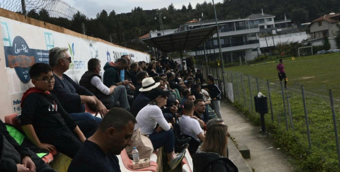 Ξεχείλιζε… ο κόσμος στο γήπεδο του Πευκοχωρίου
