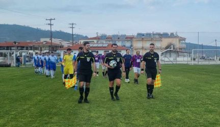 Η είσοδος των δύο ομάδων στον αγωνιστικό χώρο