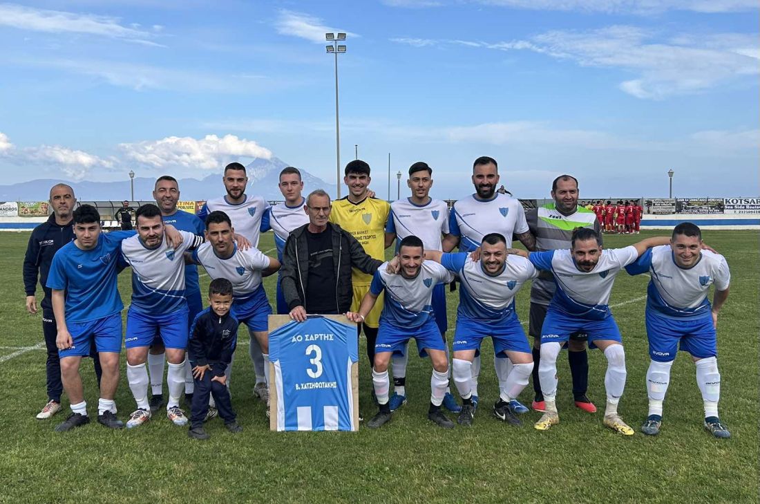 Η βράβευση του Βαγγέλη Χατζηφωτάκη πριν από τον αγώνα