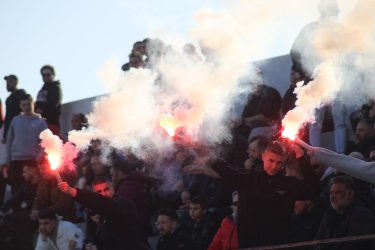 … και η κερκίδα «παίρνει φωτιά»