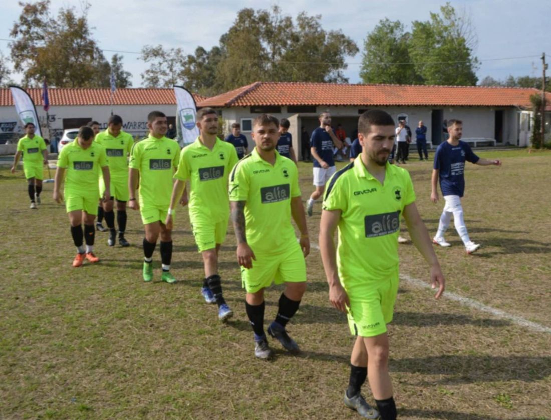 Η είσοδος των ομάδων στο γήπεδο Πευκοχωρίου