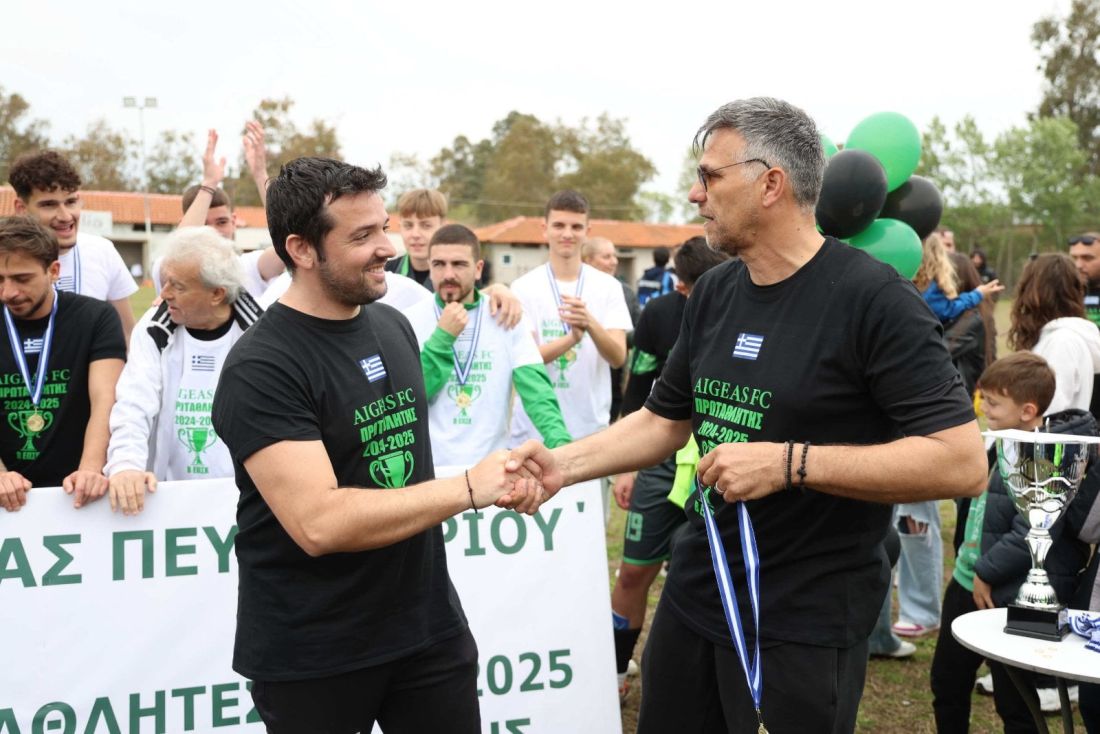 Ο προπονητής, Παναγιώτης Κουτσούρης, βραβεύεται από τον Γιώργο Τσιρκούδη
