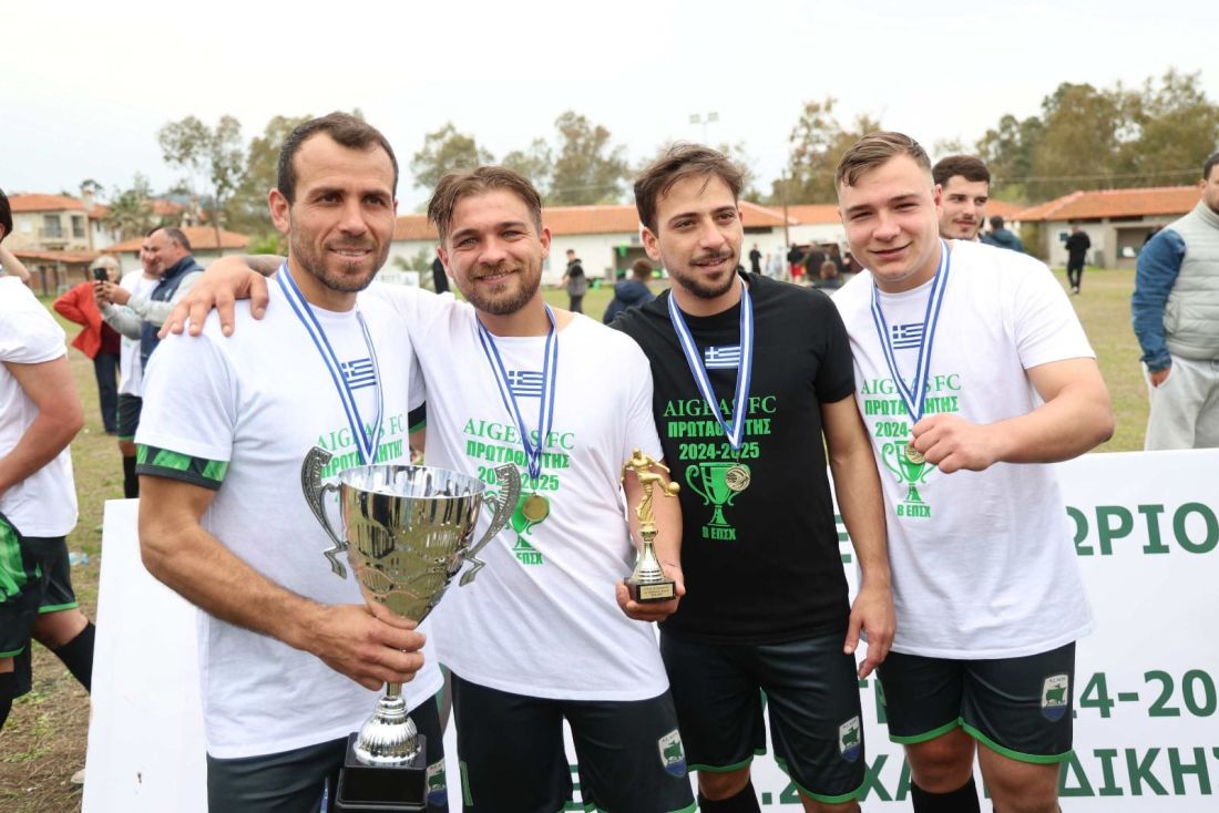 Ρίντι Πάτσι, Άγγελος Παπαδημητρίου, Σάββας Θεοδωρίδης και Σίμος Παπαδημητρίου, με το κύπελλο του πρωταθλητή
