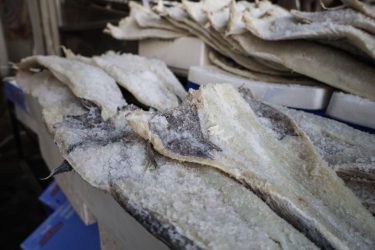 Μπακαλιάρος σε πάγκο ιχθυοπωλείου στην Βαρβάκειο Αγορά, Τετάρτη 22 Μαρτίου 2023.