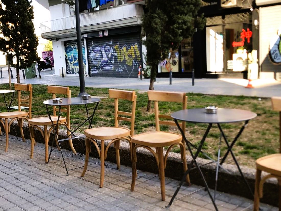 Θεσσαλονίκη γειτονιά Αγίων Αποστόλων καρέκλες τραπεζάκια