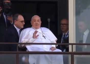 Πάπας Φραγκίσκος: «Επρεπε να επιλέξουμε αν θα τον αφήσουμε να πεθάνει ή αν θα τον πιέσουμε»