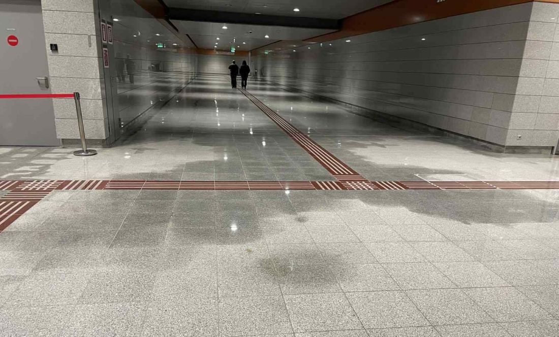 Κατά μήκος όλου του σταθμού βρίσκονται… αποτυπώματα υγρασίας