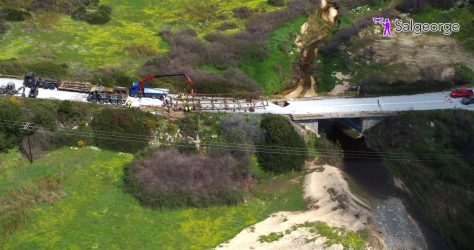 Χαλκιδική: Προσωρινή γέφυρα στην Τορώνη στήνει ο Στρατός (ΒΙΝΤΕΟ drone)