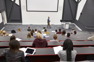 Επί 18 χρόνια εξασφάλιζε συμβάσεις με πανεπιστήμιο της Βόρειας Ελλάδας χωρίς να έχει αναγνωρισμένο πτυχίο