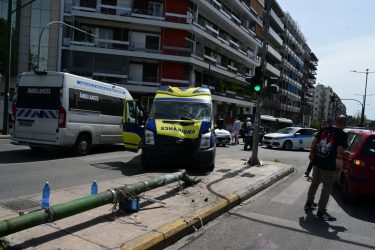Ασθενοφόρο έπεσε σε κολώνα φωτισμού – Πέντε τραυματίες